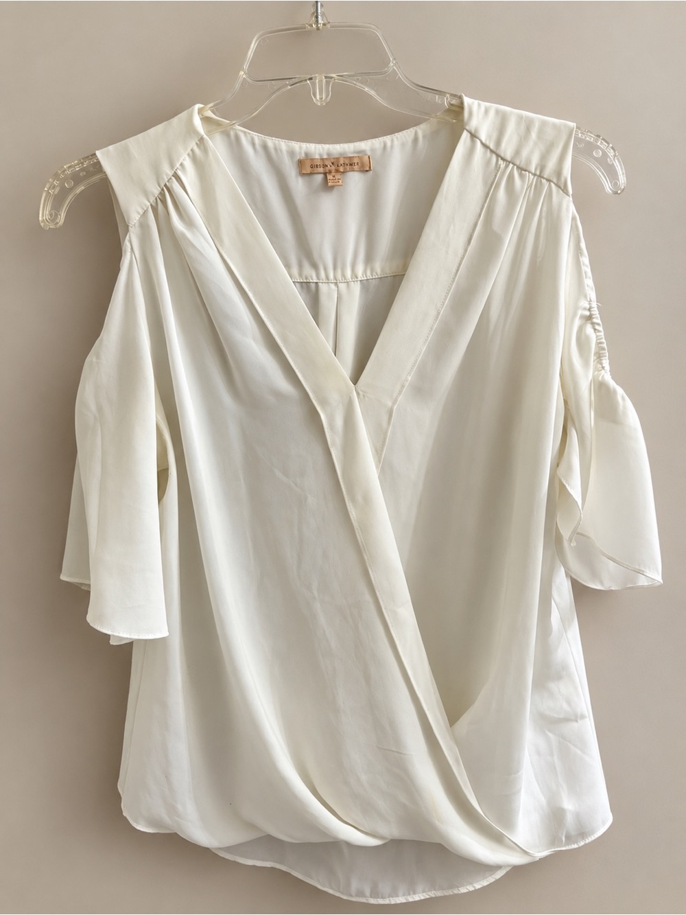 Women’s Gibson Latimer Cream Cold-Shoulder Wrap Blouse Size Small